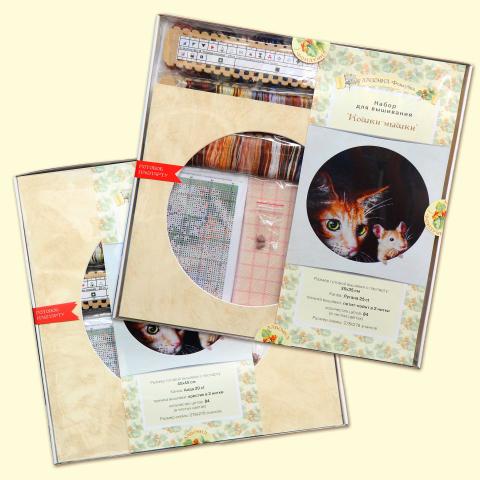 Наборы содержaт схему на бумаге, ткань (25 или 20 ct), нитки DMC разобранные на органайзерах по  символам, 2 иглы для вышивания, пластиковые объемные детали (лапки, хвостик), паспарту для  оформления вышивки